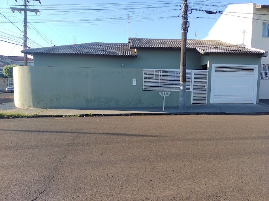 CASA BEM CONSERVADA E BOA LOCALIZA&Ccedil;&Atilde;O - REF. 1394